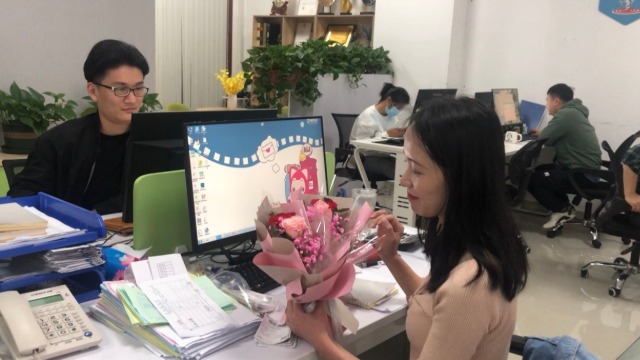 鲜花送佳人，蛋糕暖人心&nbsp;——麻豆精品免费视频2022年庆祝“三八”妇女节活动